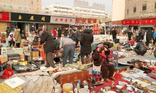 短剧、地摊与古董的奇妙邂逅