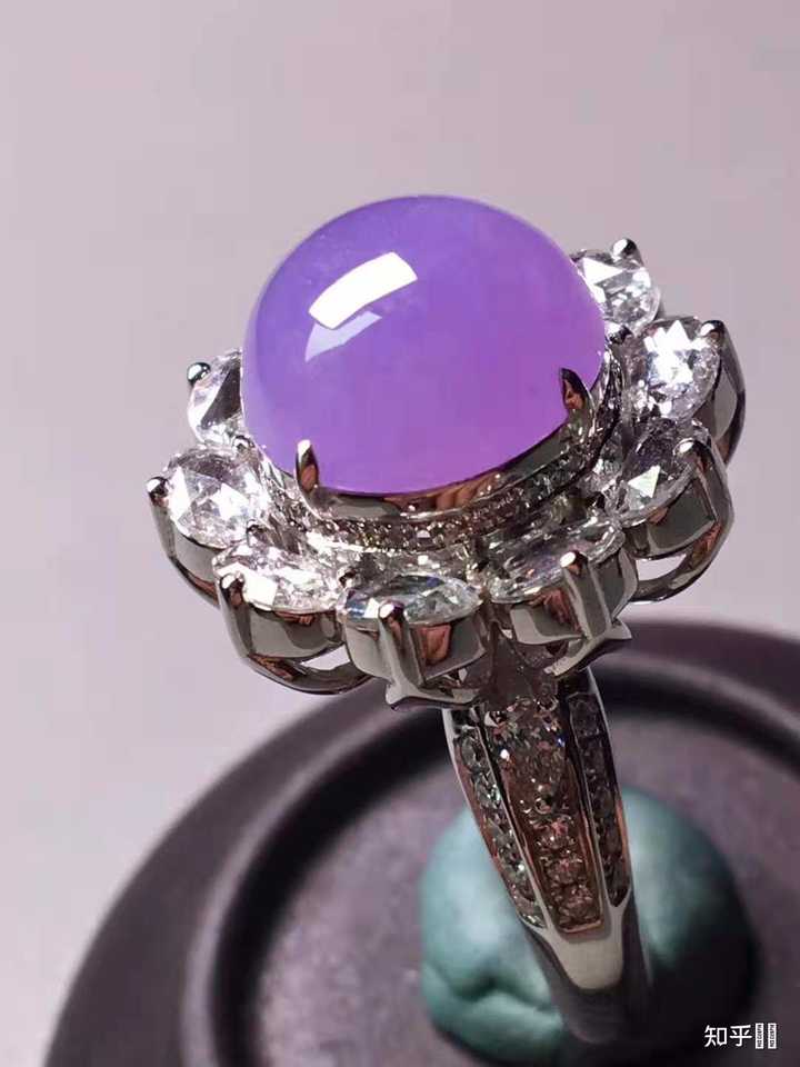 精致淡紫色翡翠戒指，奢华与优雅的完美融合