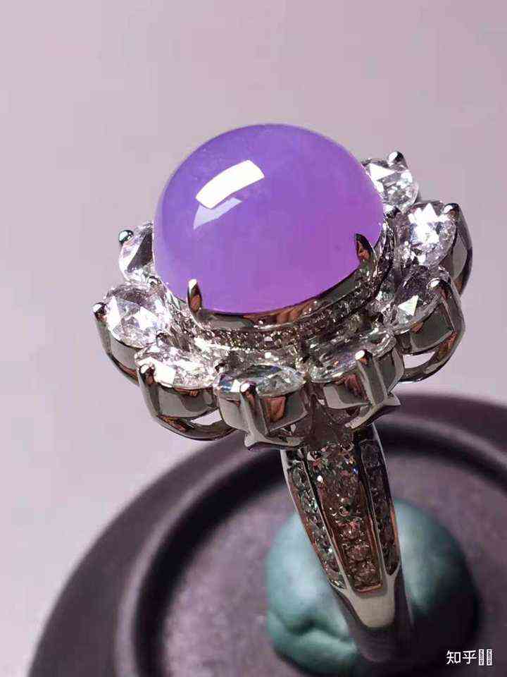 精致淡紫色翡翠戒指，奢华与优雅的完美融合
