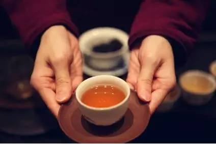 普洱茶的冲泡方法：煮还是泡？哪个更适合新手和老茶友？