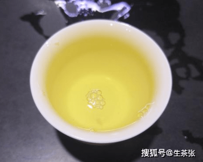 普洱茶饼上的白点是正常现象吗？老茶爱好者如何看待这个问题？