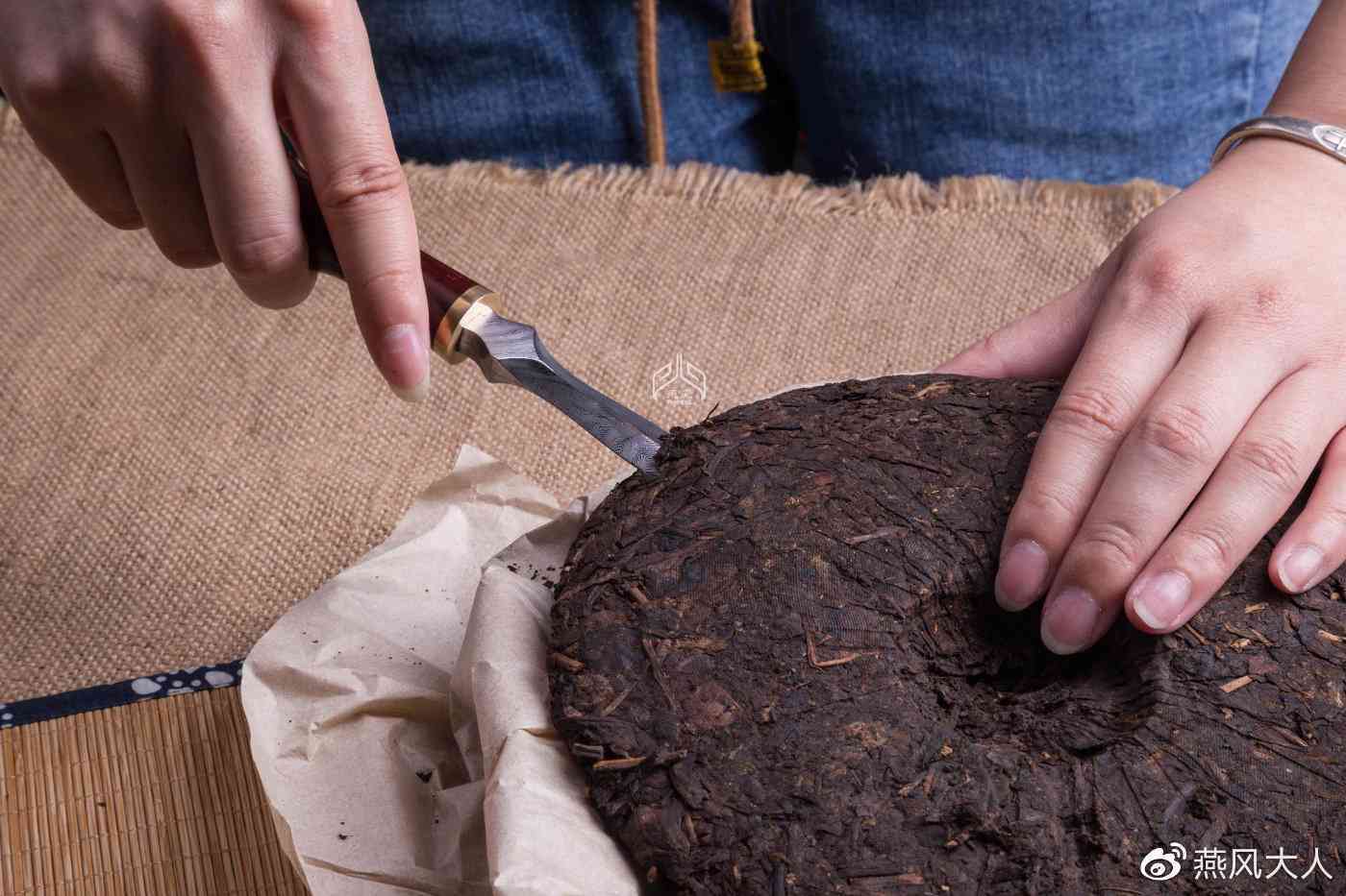 轻松正确打开普洱茶饼的方法，防止水分和茶叶的浪费