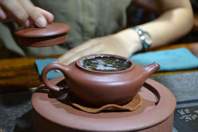 使用紫砂壶冲泡普洱茶：探索紫砂锅在普洱茶制作中的独特优势