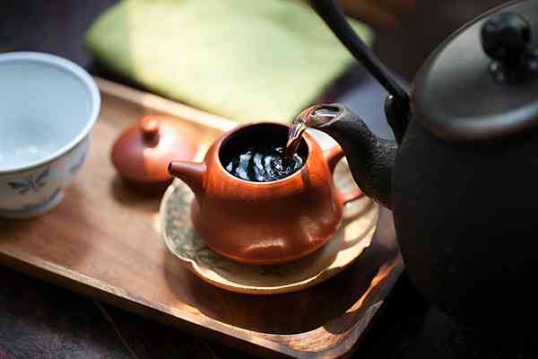 使用紫砂壶冲泡普洱茶：探索紫砂锅在普洱茶制作中的独特优势