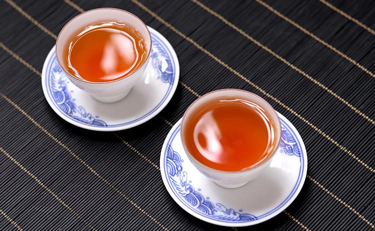 普洱茶价格差异解析：生茶与熟茶为何如此不同？