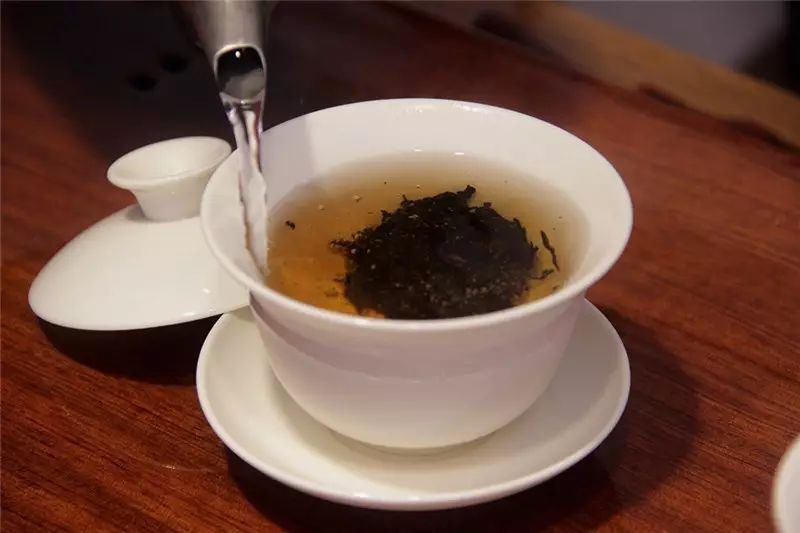普洱茶的冲泡与洗茶方法：为什么要洗茶以及正确的洗茶步骤