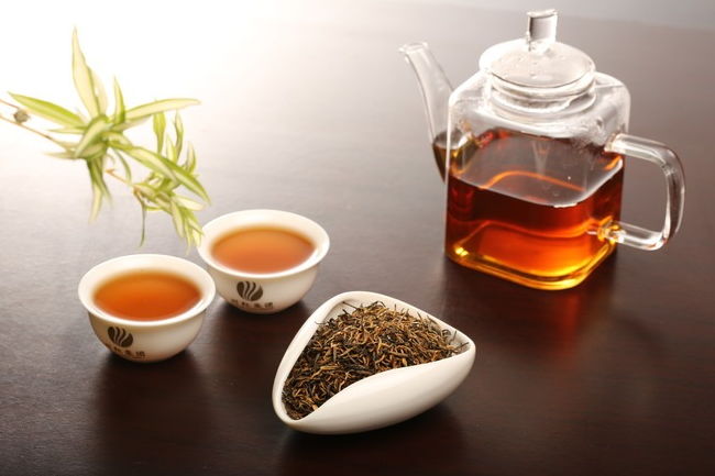 红茶与普洱：醒脑提神效果对比，哪个更胜一筹？