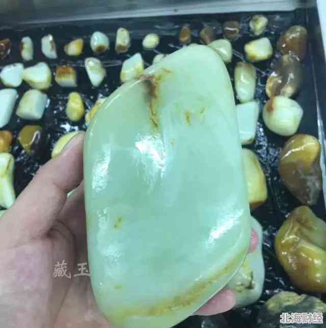 和田玉青海料青白玉好看吗？值钱吗？青海料的和田玉青白色的好吗？