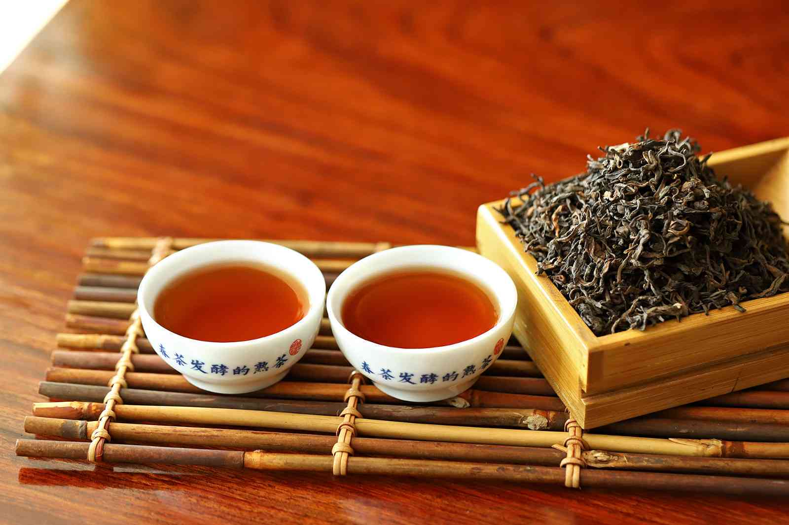 勐海熟茶普洱茶特点：醇厚回，耐泡不涩，陈香浓，口感丰富。