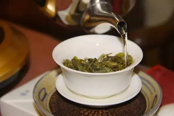 普洱茶块状生熟之谜：如何处理与泡饮？