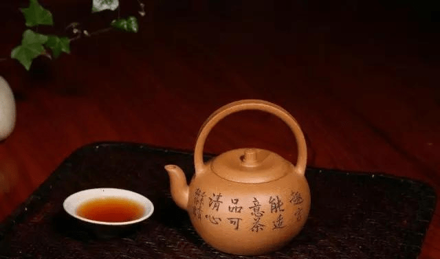 如何选择泡普洱茶的壶？——探讨各种材质和形状的壶对茶叶味道的影响