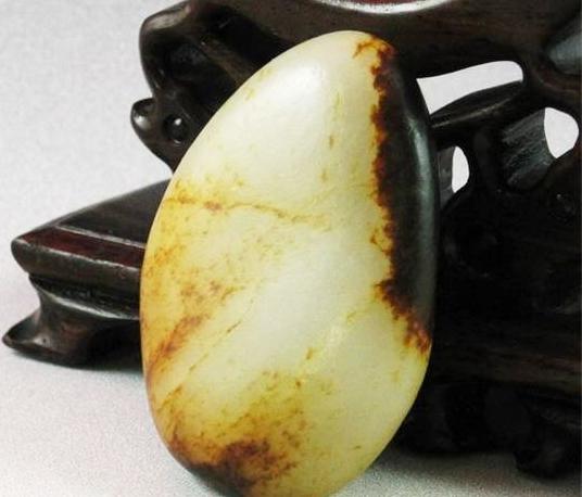 精美黑皮籽料雕饰：和田玉翡翠艺术的独特魅力
