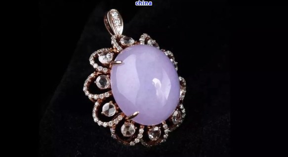 '翡翠吊坠紫色珠子寓意什么：揭示神秘与财富的象征'
