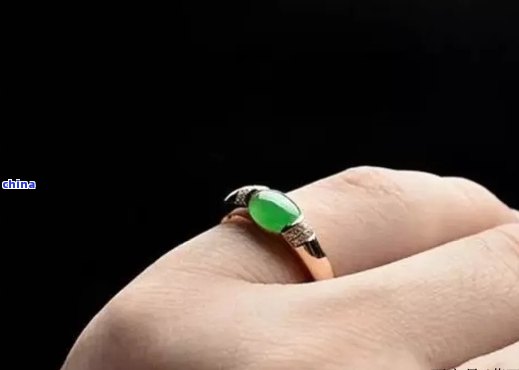 保持翡翠戒指戒面清洁的创新小窍门：揭示不为人知的清洗秘密