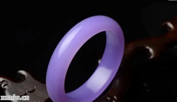 翡翠紫色珠子吊坠的神秘寓意与象征：探索其独特的意义和象征