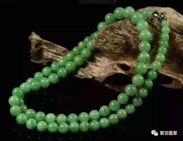 翡翠手链中的18颗绿色珠子：独特的寓意与象征