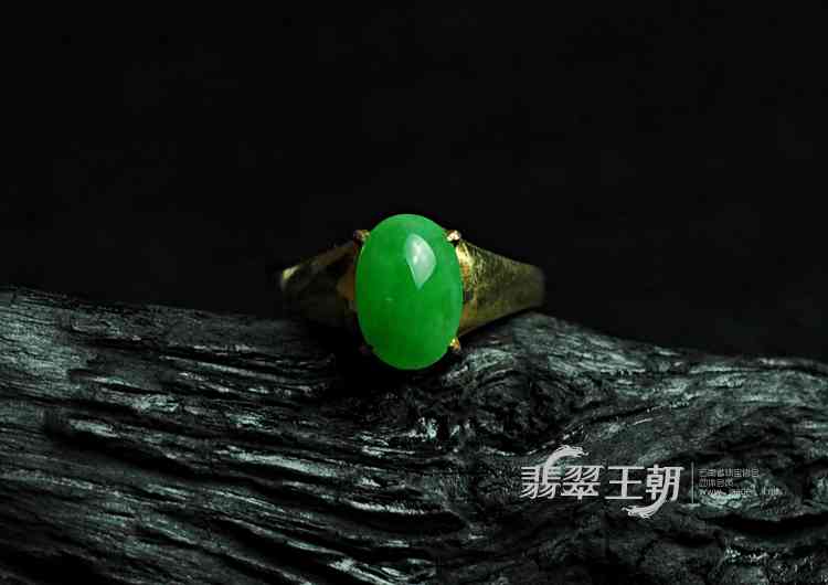正阳绿翡翠戒面：闪耀光芒的珍贵饰品