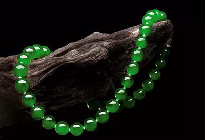 果绿翡翠珠子搭配什么珠子好看：探索翡翠配饰的无限可能