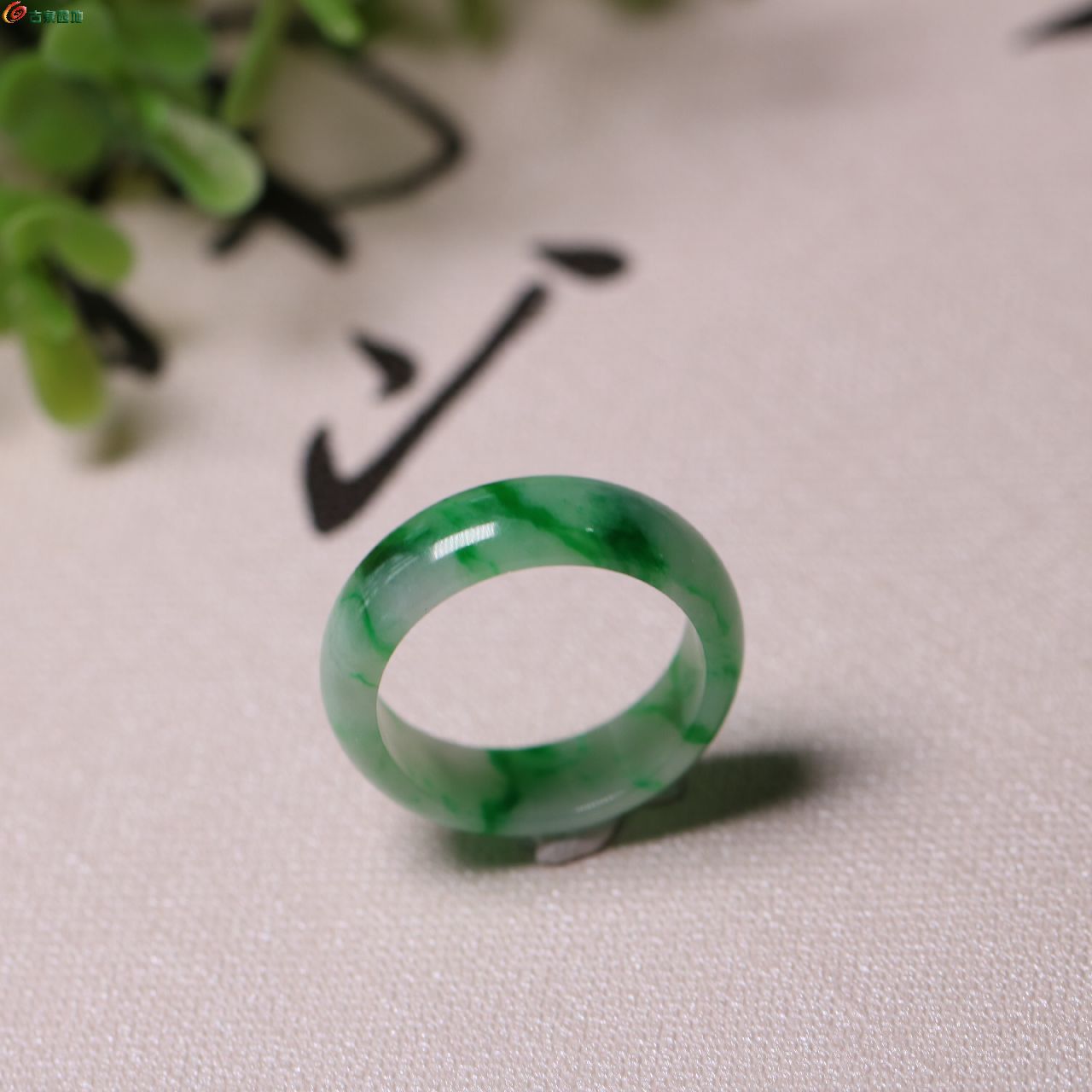 白底绿翡翠翡翠戒指——精美时尚的选择