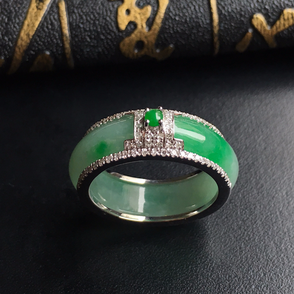 白底绿翡翠翡翠戒指——精美时尚的选择
