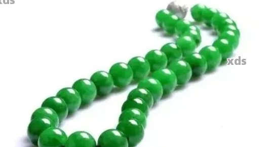 探索绿色珠宝的未来：纯翡翠珠子的投资价值与市场趋势