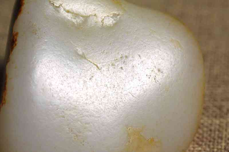 和田玉红沁籽料毛孔细密，如何处理和保养？