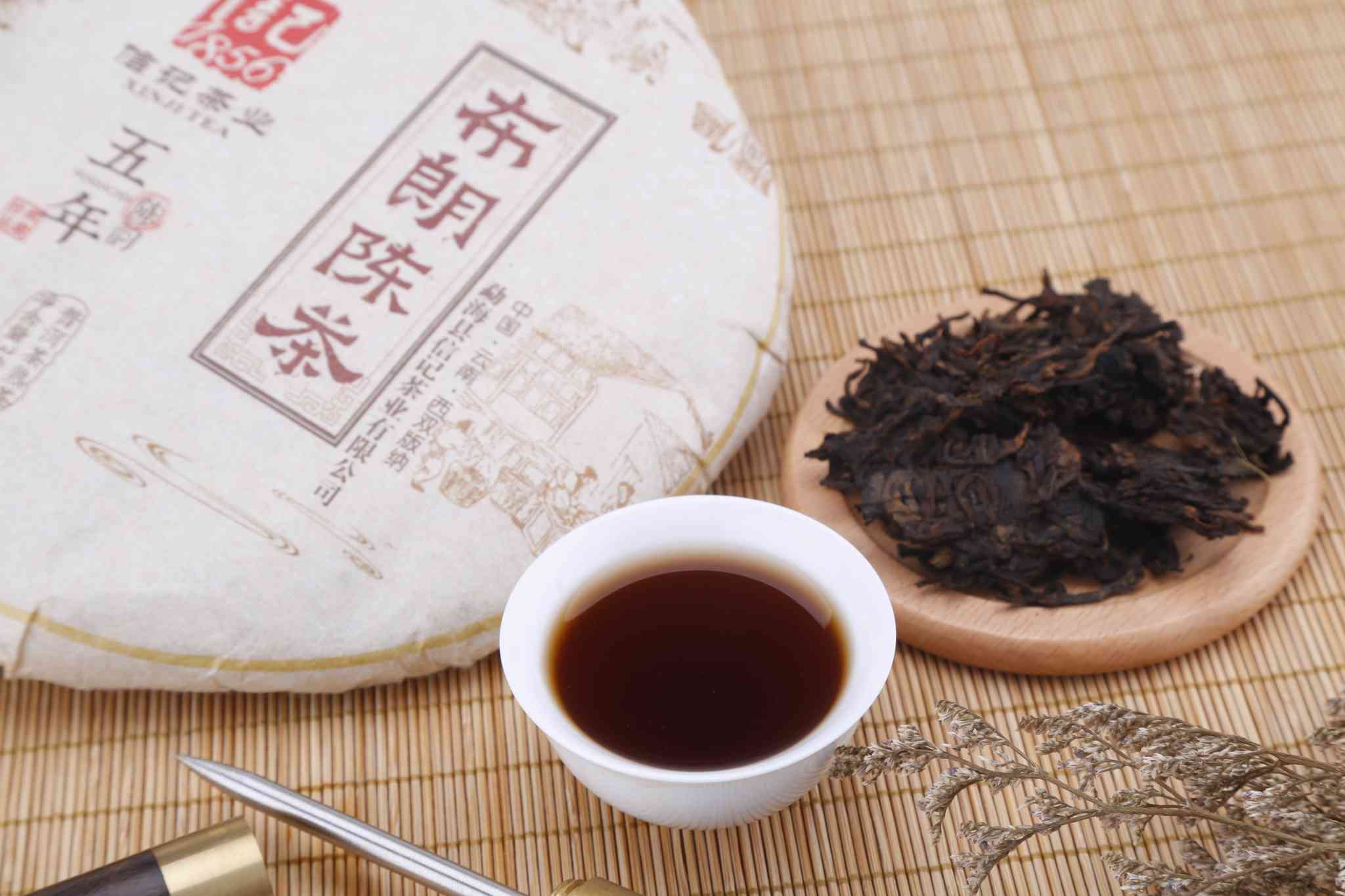 90年代绿印青饼普洱茶：品鉴八十年代与九八年的经典之作