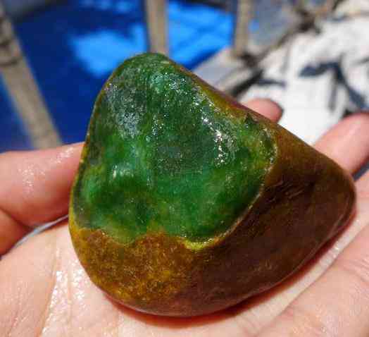 达马坎翡翠原石特点：是否为达马坎山石料中的翡翠？