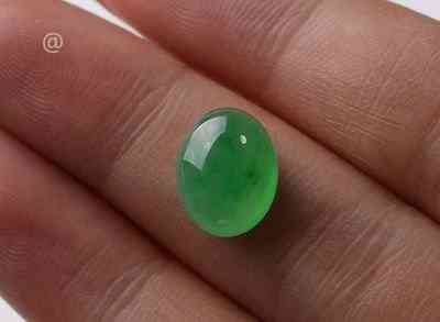 翡翠阳绿与正阳绿之间的区别解析：深度探讨两种绿色宝石的特征和辨识方法