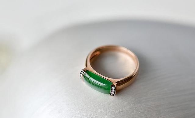 翡翠戒圈指环款式多样化：如何选择最合适的款式？