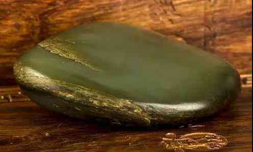 和田玉青玉籽料的独特特征及其鉴别方法：了解这种珍贵石材的全貌