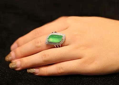 如何正确佩戴砖石镶翡翠戒指，打造时尚与优雅的完美融合