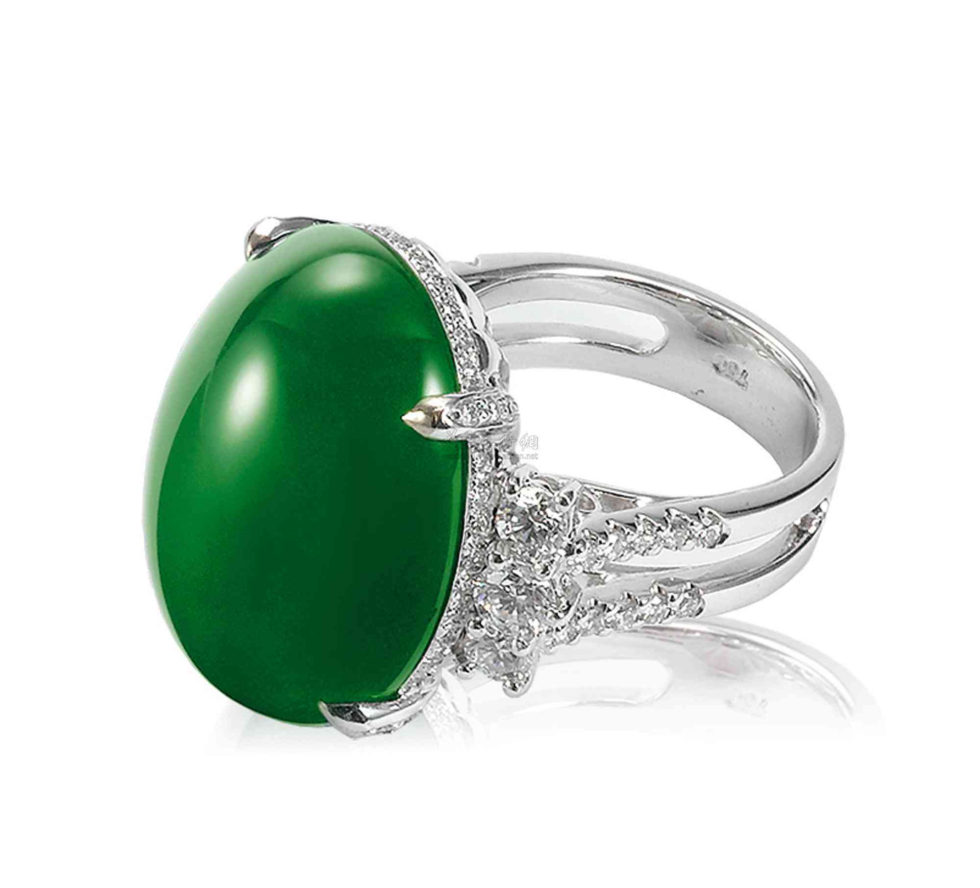 翡翠戒指搭配钻石：全面解析选购、设计及保养要点，让您的珠宝更闪耀