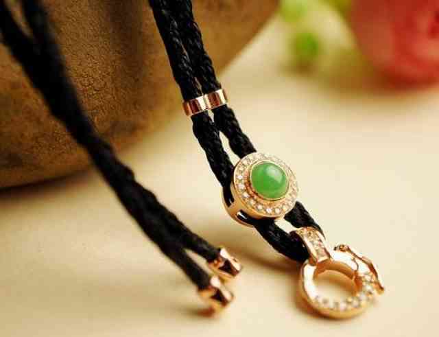 翡翠金扣头挂绳与珠子搭配指南：如何选择、搭配和保养您的翡翠饰品