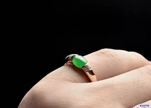 翡翠戒指的佩戴技巧：不同指头搭配出独特韵味
