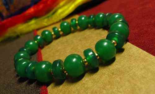 绿色翡翠手链搭配选择：珠子颜色、材质与寓意的完美融合