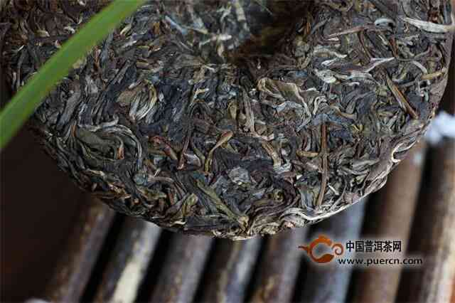 '探讨干普洱茶与湿普洱茶的区别：理解普洱茶的干湿仓差别'