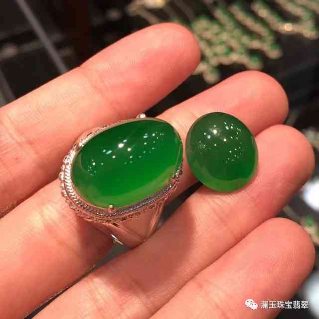 翡翠戒圈的多种佩戴方式和个性化选择