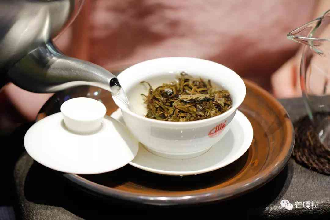 普洱茶翻动的艺术：探索泡茶的全新方式