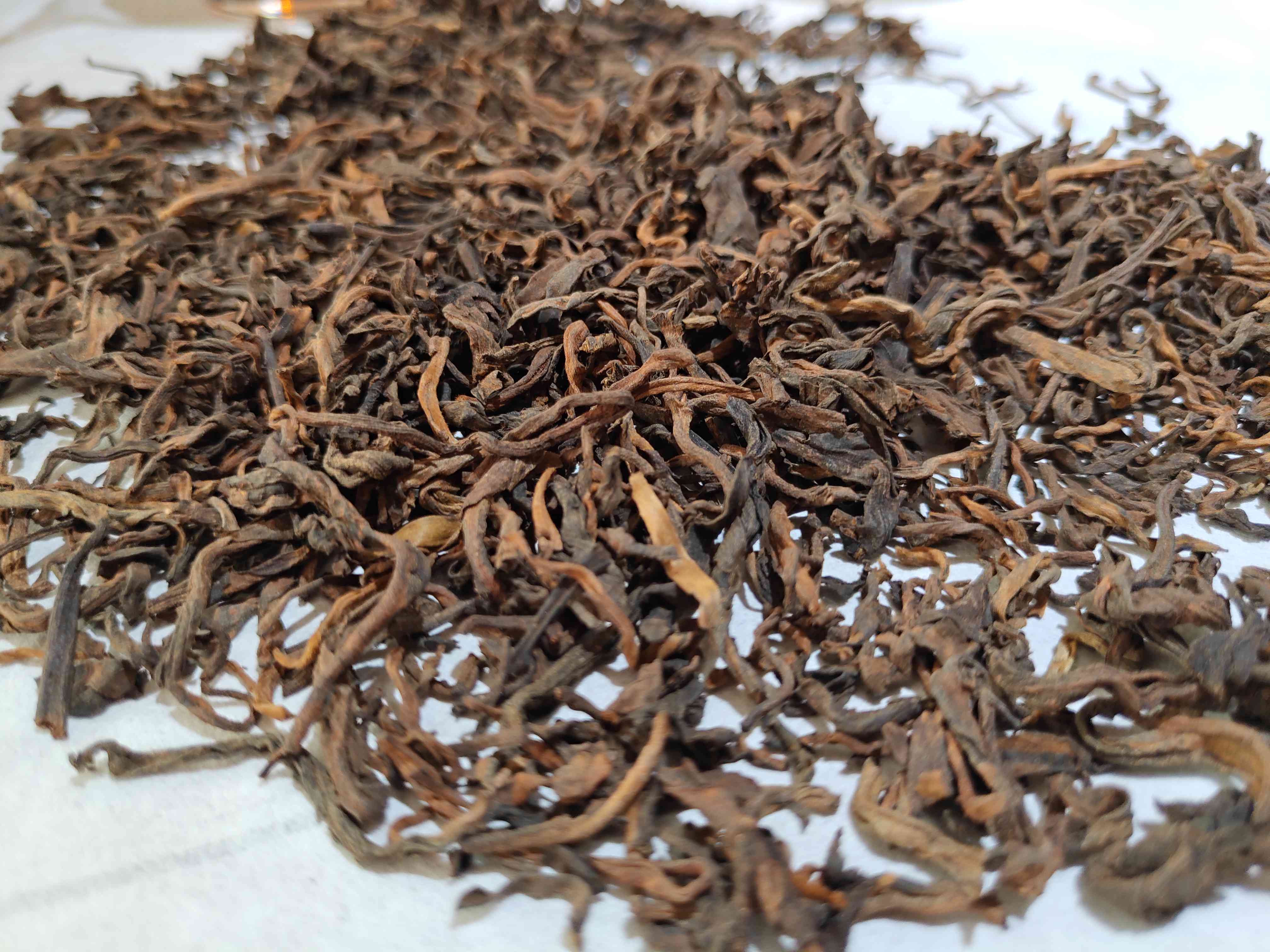 兴普洱茶熟茶与生茶对比：两者特点和区别解析