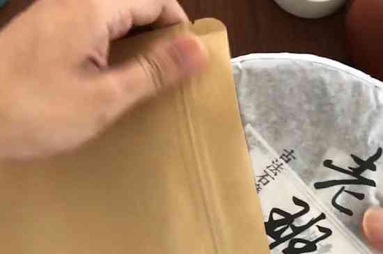 '普洱茶自封袋牛皮纸还是铝箔纸好：哪种更适合保存普洱茶？'