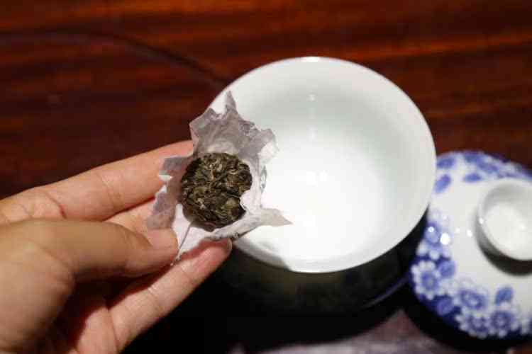 云南特色迷你普洱茶饼，小巧玲珑品茗新体验