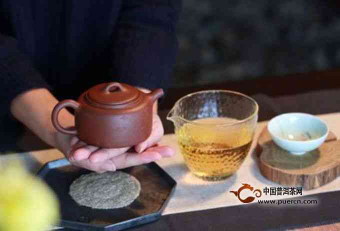 紫砂壶泡茶的艺术：适合不同茶叶搭配的壶型选择