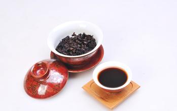 云南普洱茶黑色古树散茶：一款独特的化石麻黑茶品