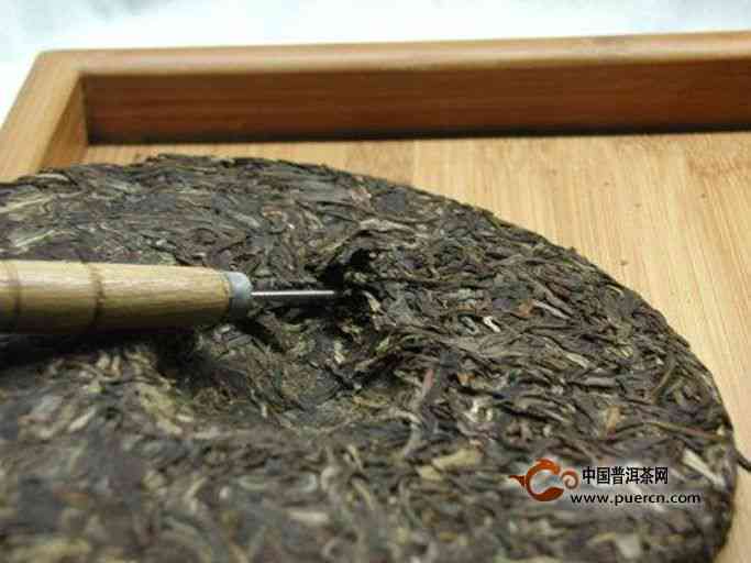 剪刀技巧拆开普洱茶饼：详细步骤与正确方法，避免损坏与污染