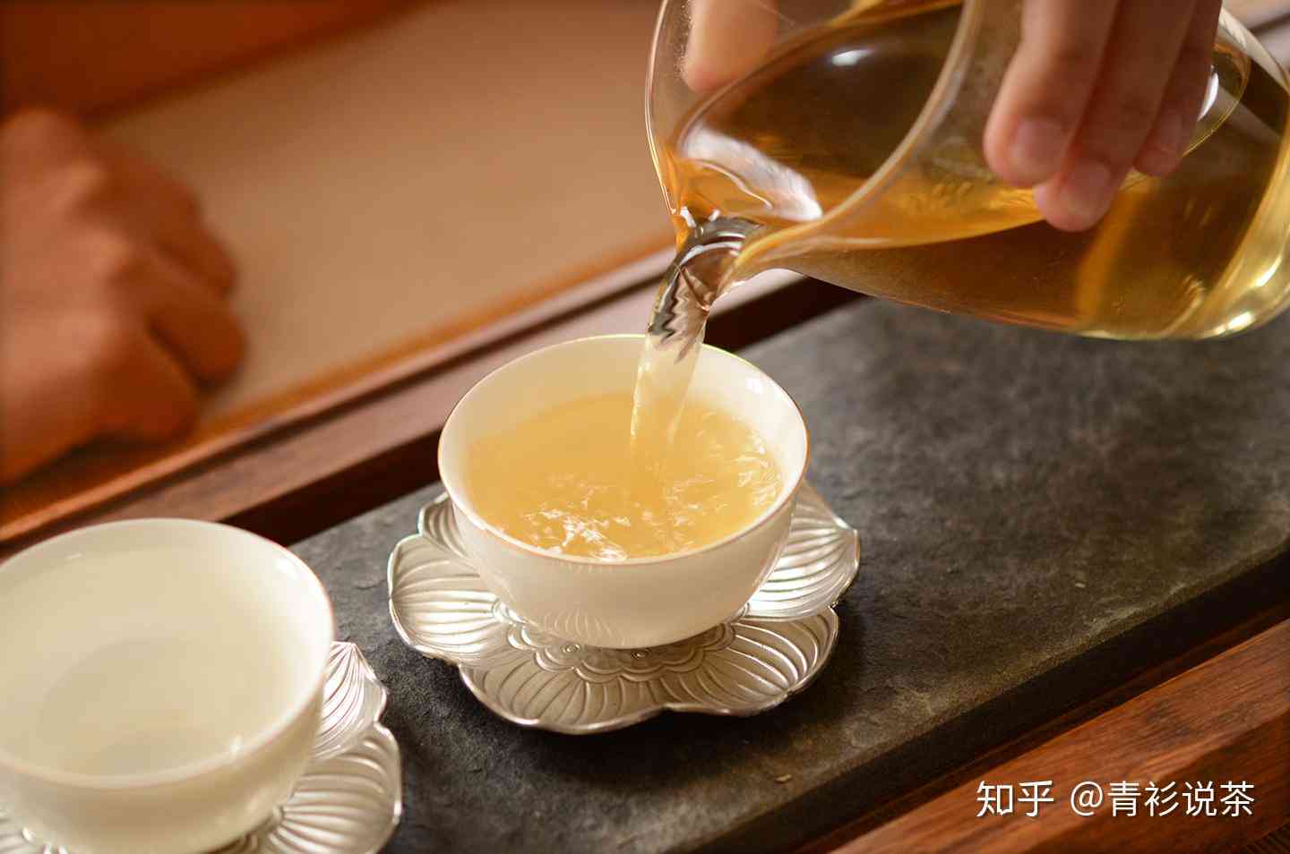 冲泡小饼普洱茶的完美之道：细节掌握助你品鉴上乘风味