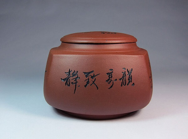 普洱茶茶罐材质选择：不锈钢与紫砂，底部金花作用解析