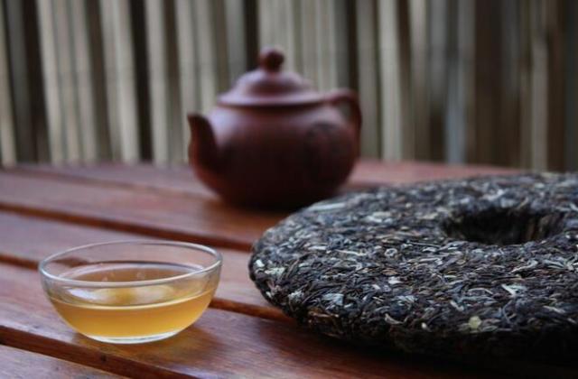 柳姐的普洱茶：揭秘其制作工艺、原料来源和品质特点，如何选择与品饮？