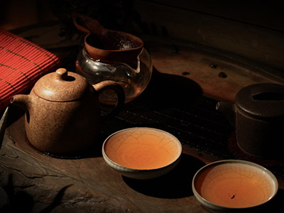 试喝一天普洱茶：体验、效果与注意事项，让你全面了解普洱茶的影响