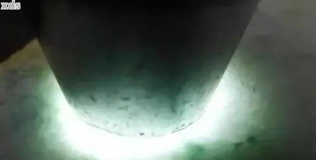 翡翠手镯中的晶体闪光现象：正常还是不好？